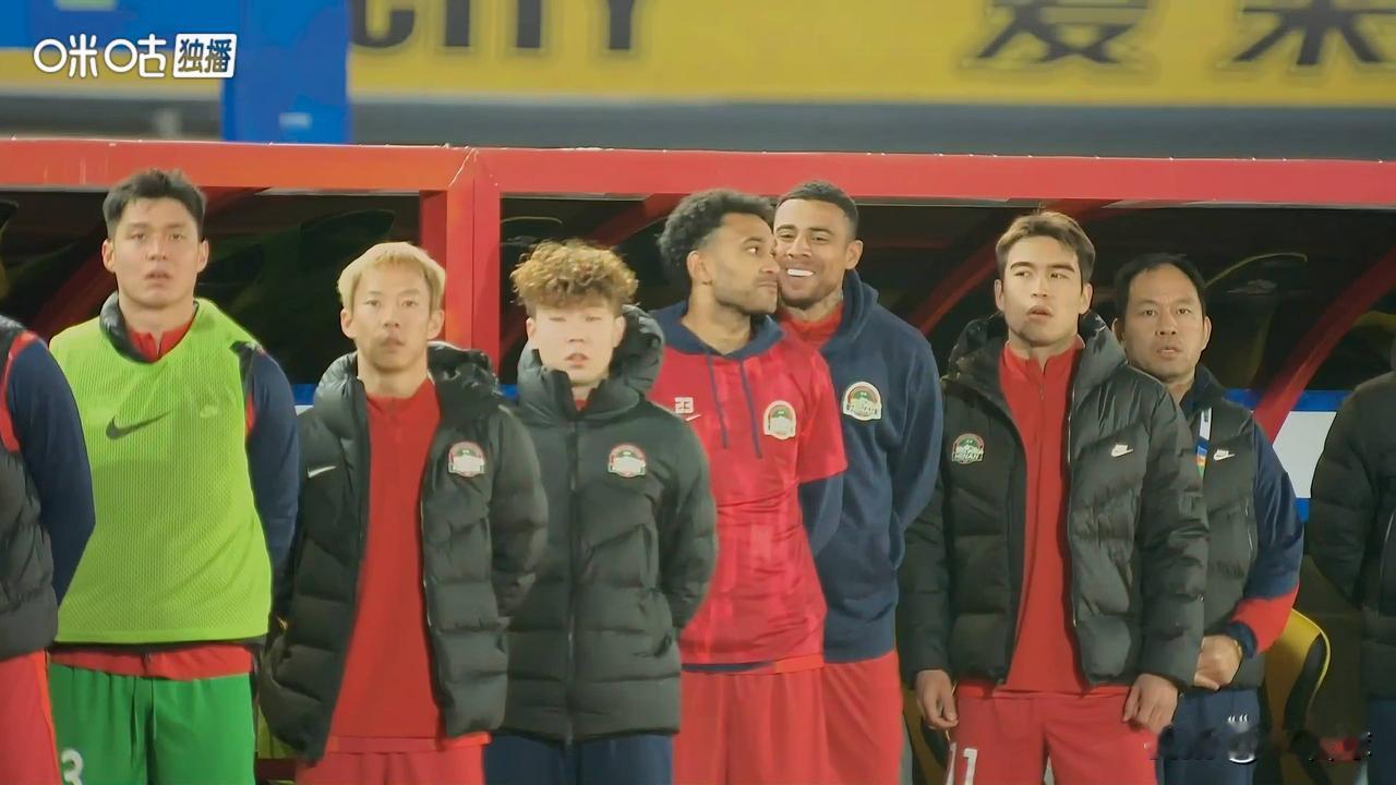 外援与外援的差距咋就这么大呢？河南客战青岛西海岸赛前，古斯塔沃在奏唱国歌时居然