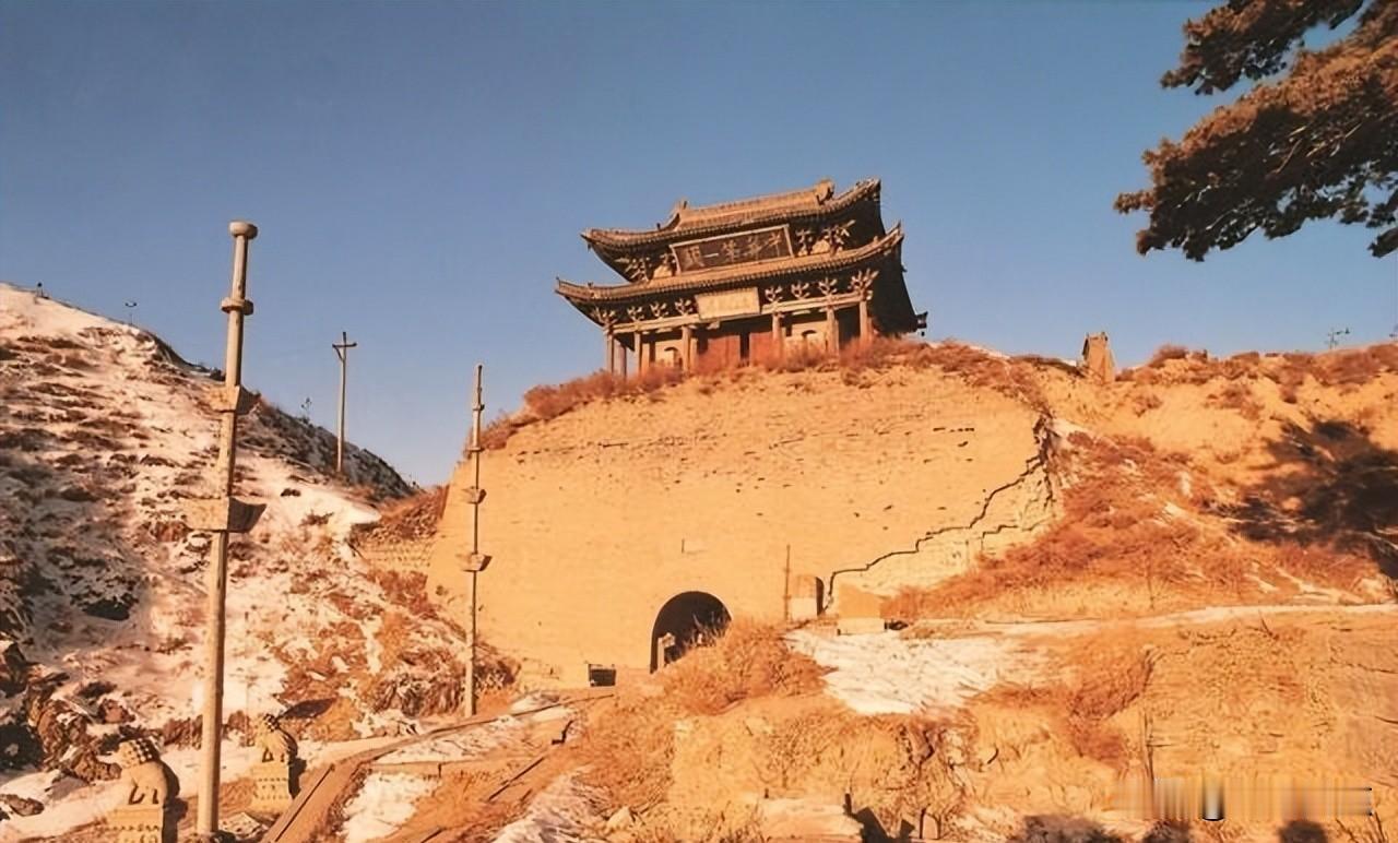 雁门关石头上刻着个“天”字，谁也没当回事，可它站了四百多年。1948年叶子龙蹲