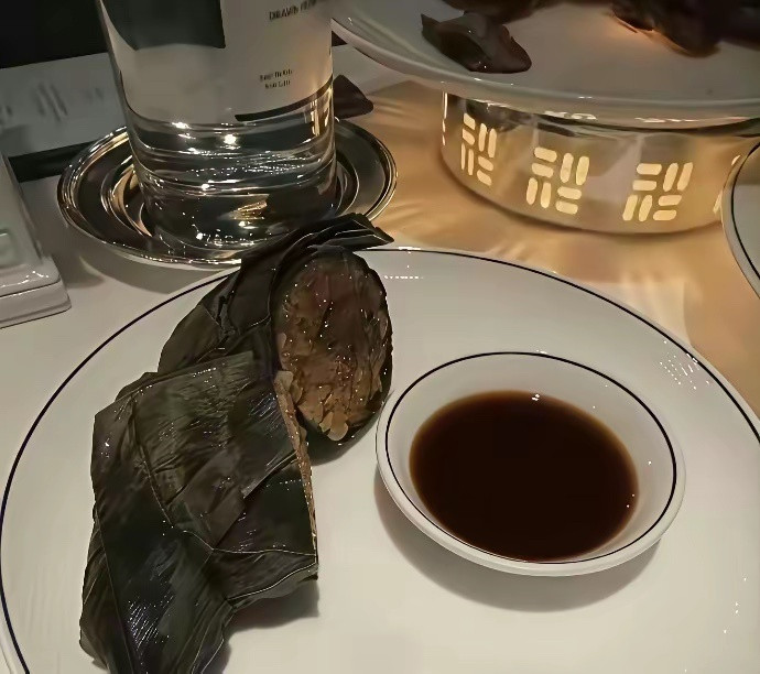 有钱人果然不一样，王诗龄5块钱的粽子硬是吃出了500块的感觉