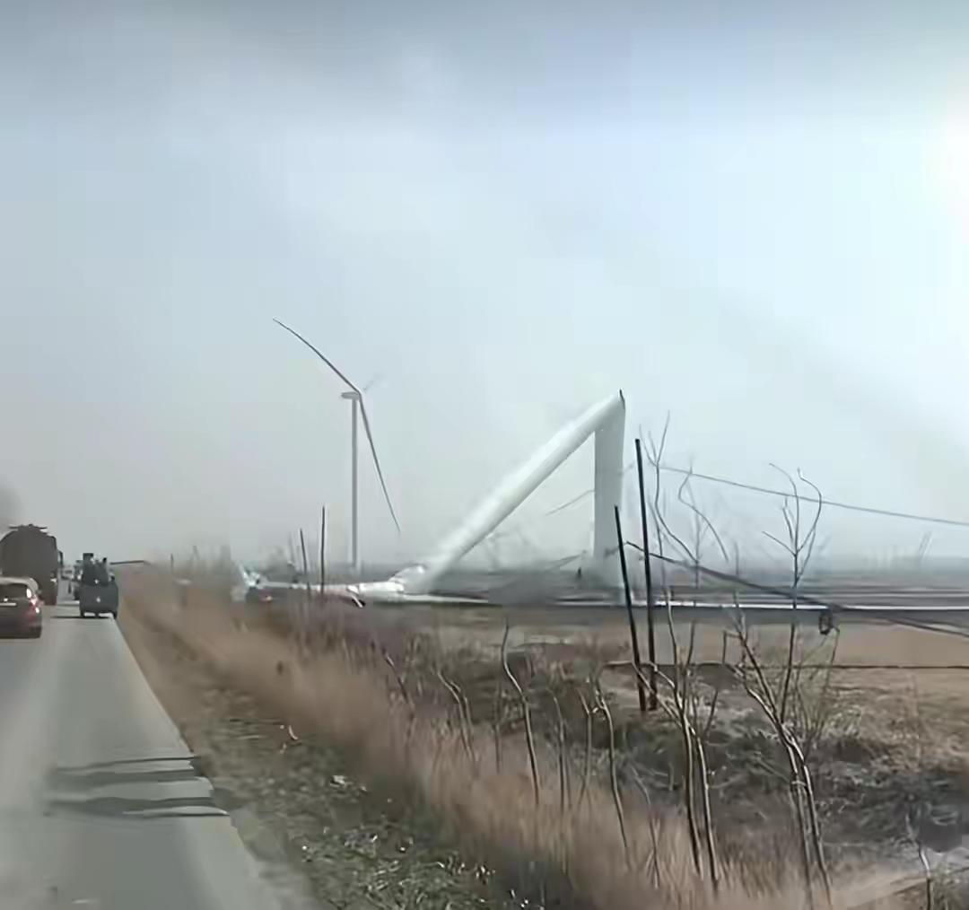 辽宁铁岭一风力发电机断裂坠地，镇政府：无伤亡，正调查是否和大风有关据媒体报道