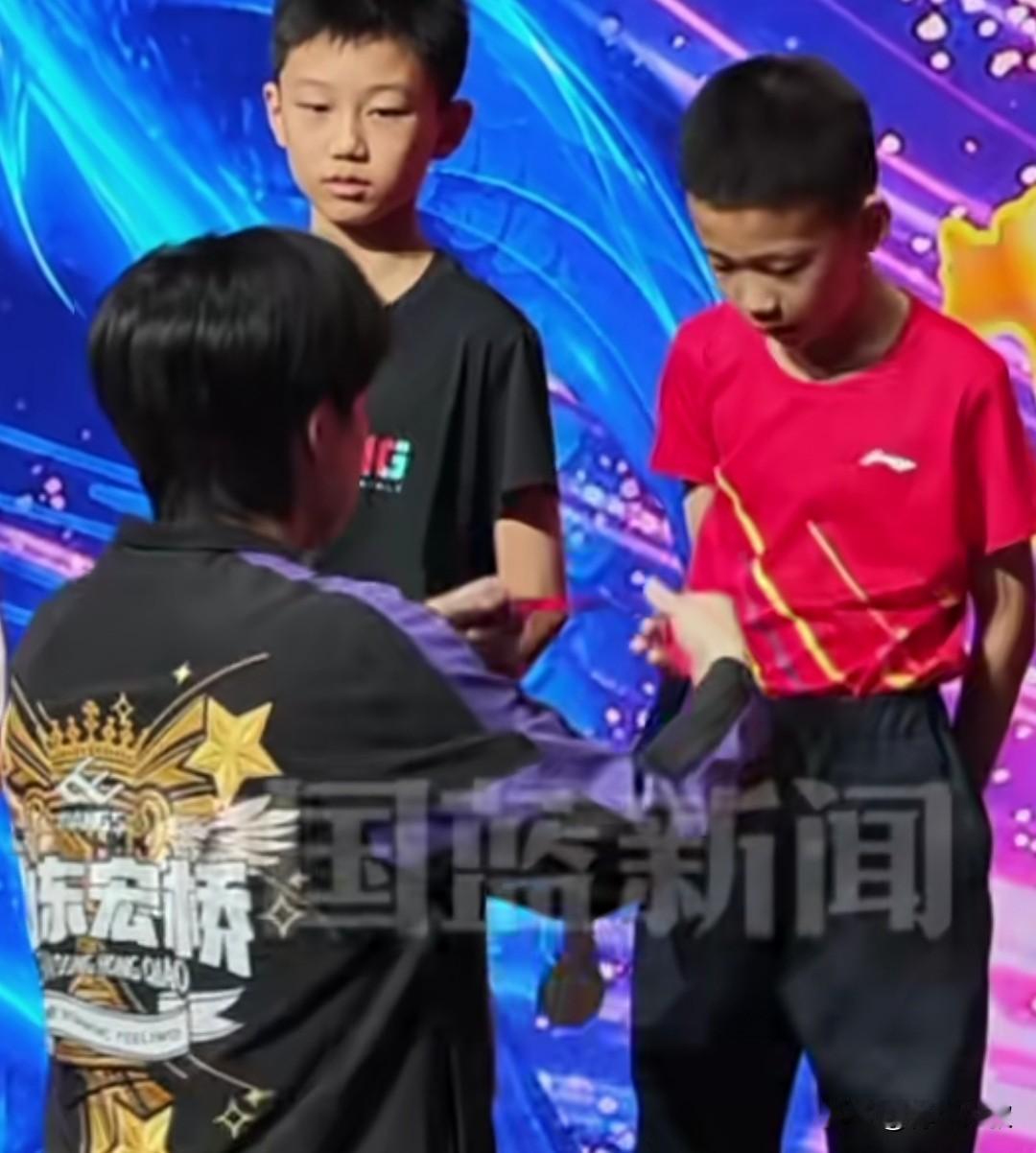 兄弟们，快看，王楚钦颁奖的这个小孩哥，是不是赢球后，模仿东哥庆祝动作的那个？