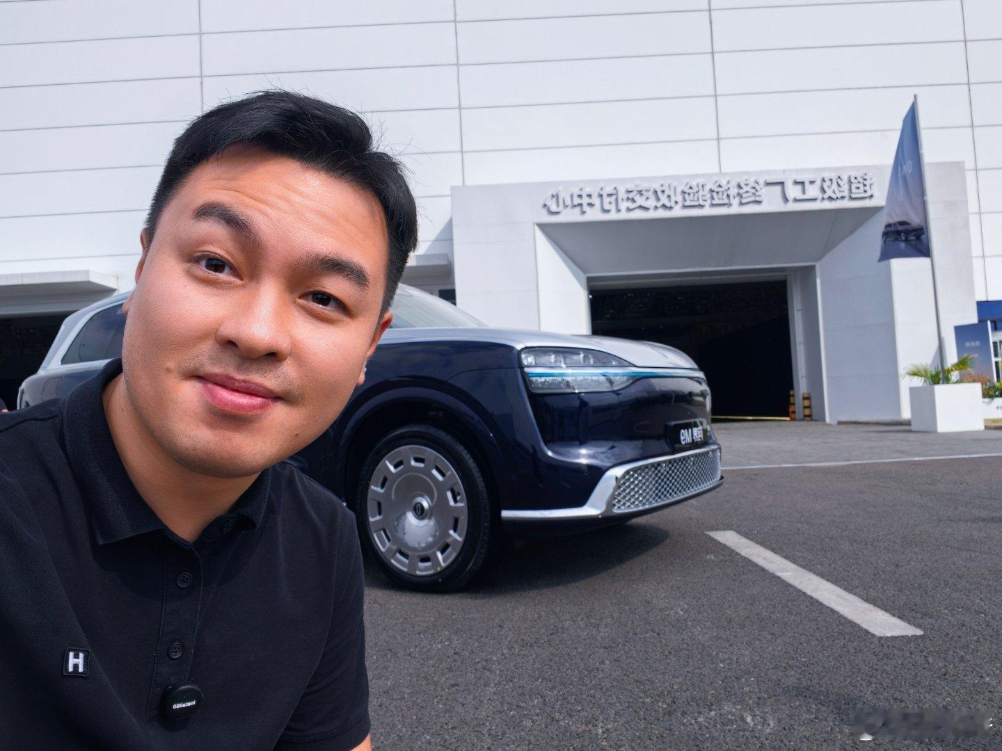 听说首批交付的车主里面全都是各类顶豪车主，什么宾利、迈巴赫、保时捷这类车主，最夸张的是今天27位首交