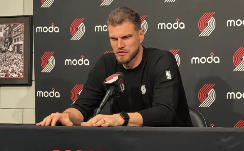 尴尬！开拓者输球后，主帅斯普利特却毫无厘头地猛夸自己的“爱将”杨瀚森，这真的有点