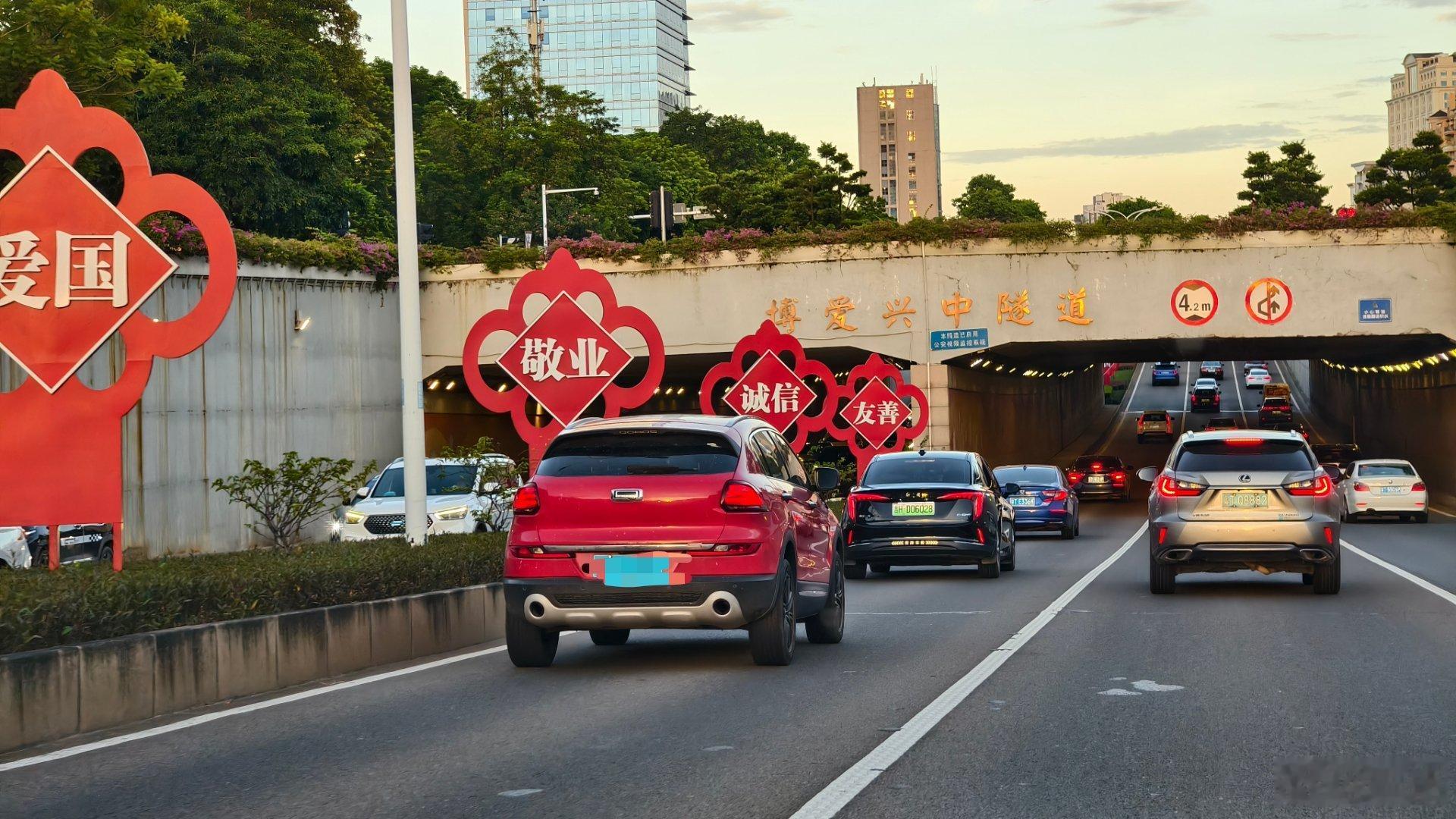 红色的跑车总是带着神秘[大笑]​​​