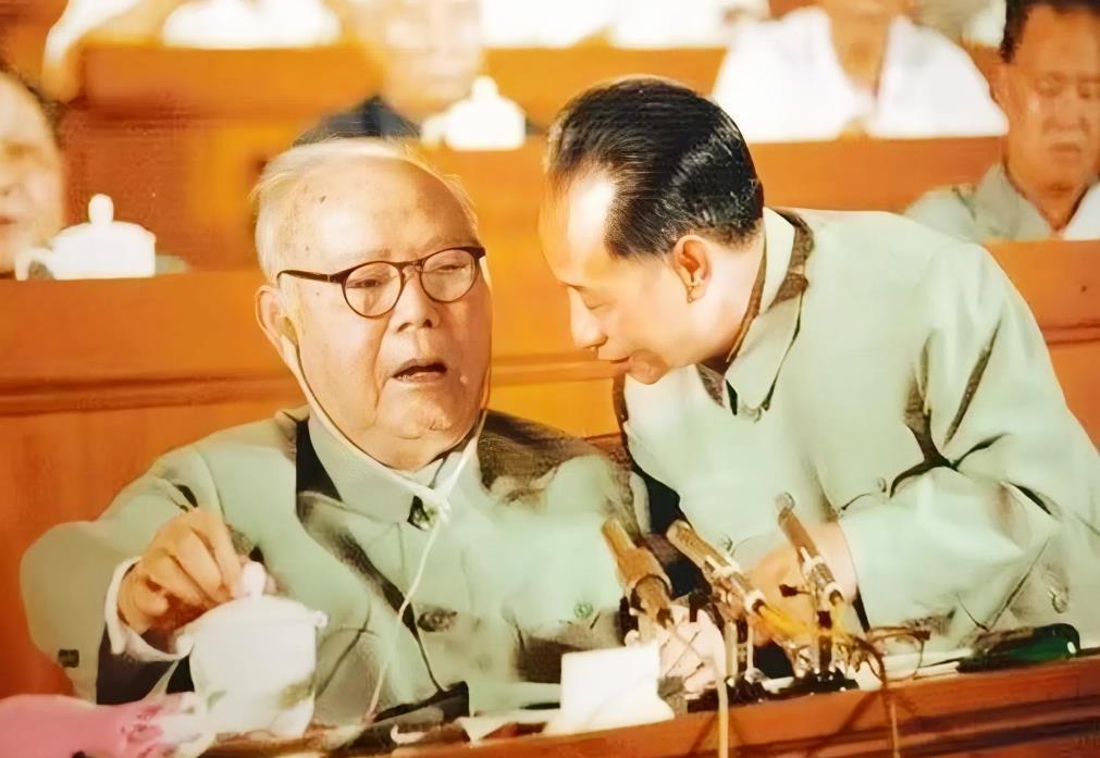 这位老人家我们永远都不能忘记。他的三次力挽狂澜名垂史册！1、1922年6月，陈
