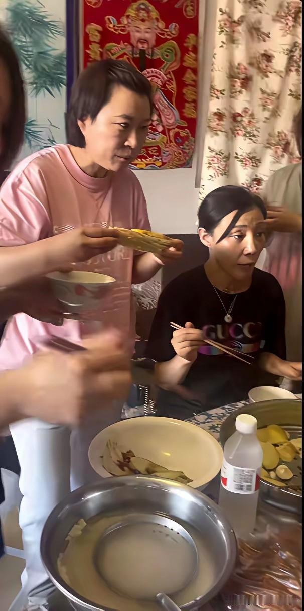 赵本山的徒弟们真能装，面对镜头吃的都是农家菜，其实也不是装，就是从小就吃这东西，