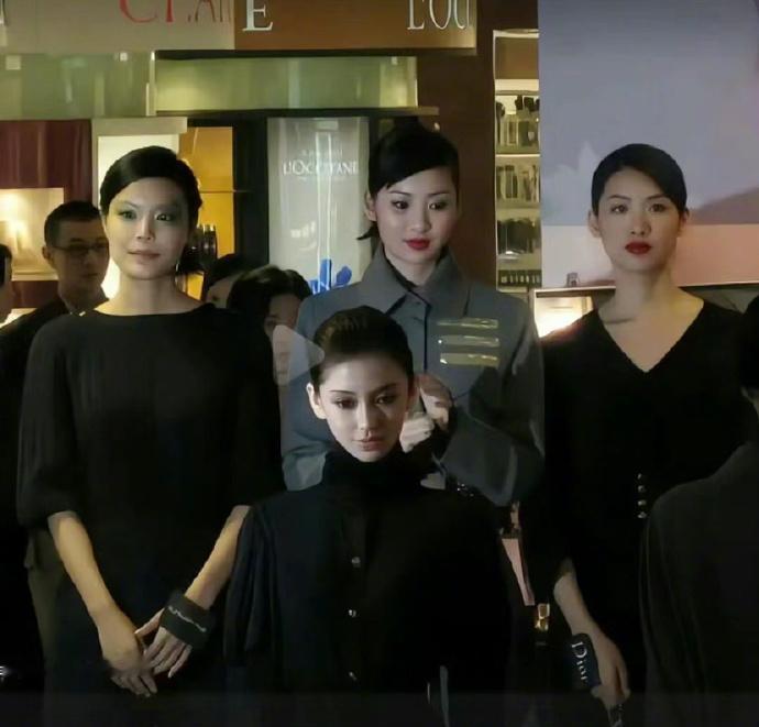 杨颖这张神颜图原来是P的，还把后面的小姐姐p丑了