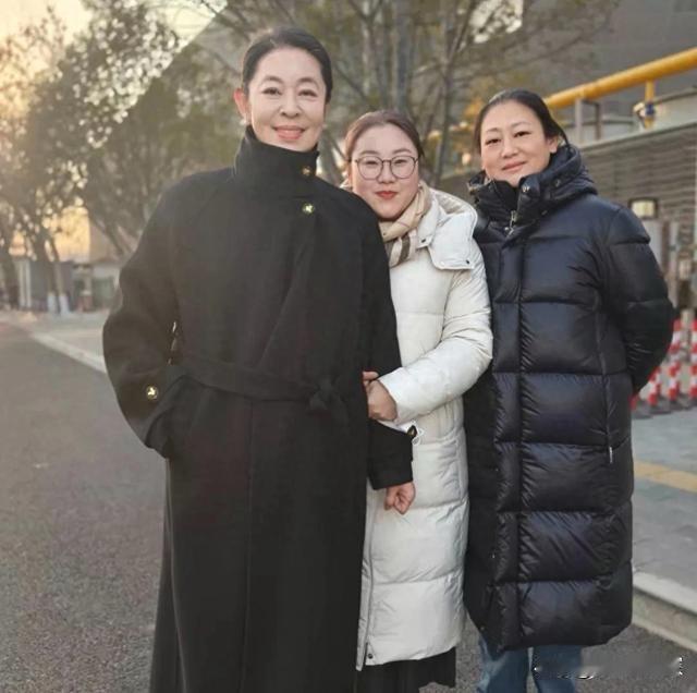 66岁的倪萍，确实活出了这个年纪最好的模样。看着照片里她身穿黑色大衣，步履从容