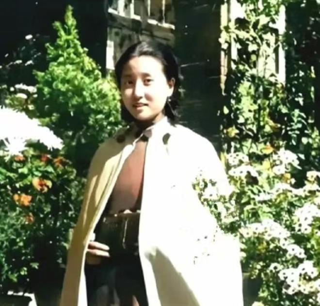 ##钱学森求婚记1947年，三十五岁的钱学森风尘仆仆地回国探亲，在故土气息里