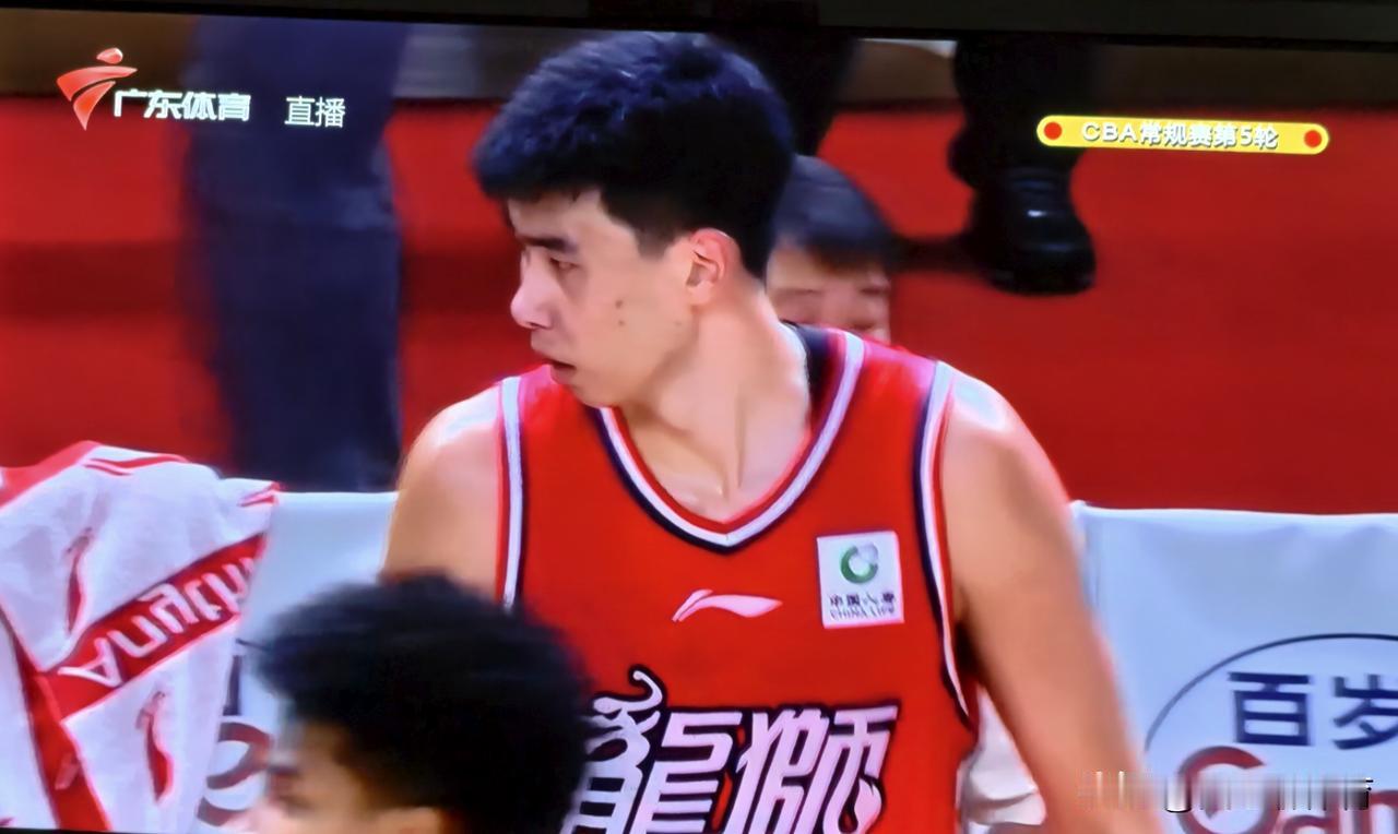 广州龙狮主教练米切尔利用四场比赛来证明杜峰的确没有徐昕的使用说明书，或者是不敢确