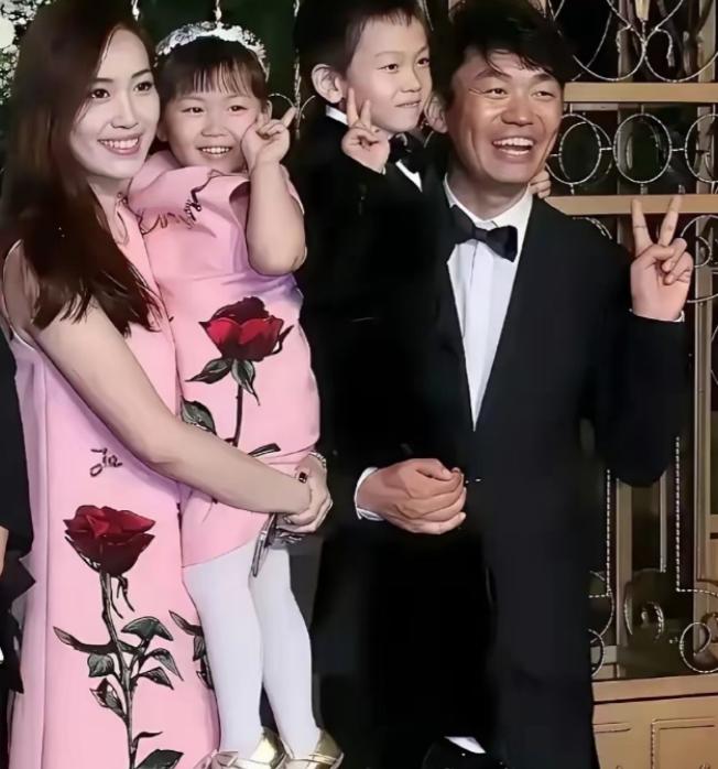 当年马蓉心气很高，打心底觉得王宝强配不上自己。觉得自己外形出众，不甘心跟王宝强过