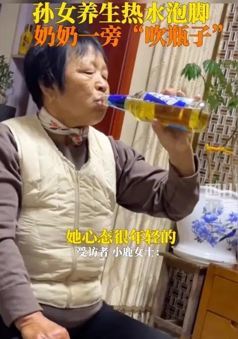 孙女在厕所泡脚，爷爷推门就进去解手，画面感强到隔着屏幕都能闻到尴尬味儿。小姑娘放