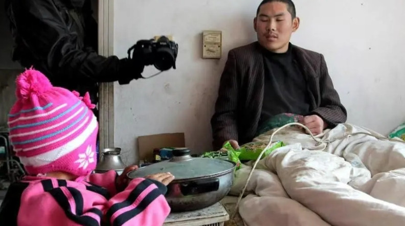一场交通意外，造成男子下体瘫痪，大小便失禁，结婚4年的妻子弃他而去，男子心如死灰