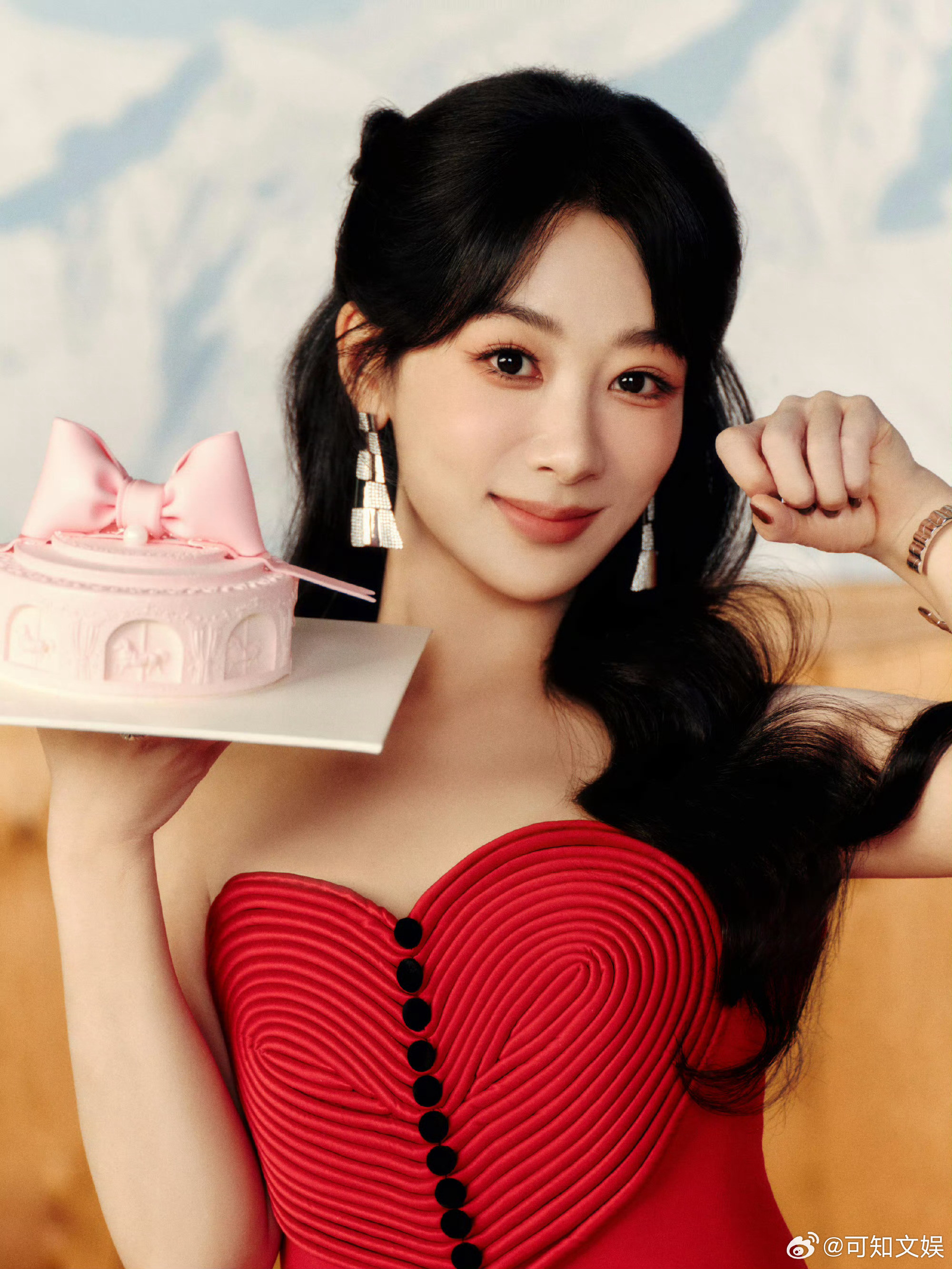 杨紫黑丝红裙杨紫红裙小公主杨紫红裙小公主，好看，真美真漂亮​​​