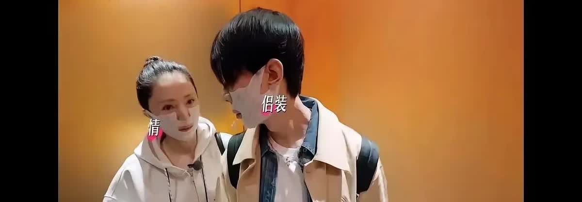 现在流行这种露鼻子嘴巴的口罩了吗？董璇张维伊戴着这种口罩回娘家，不知道的还以为他