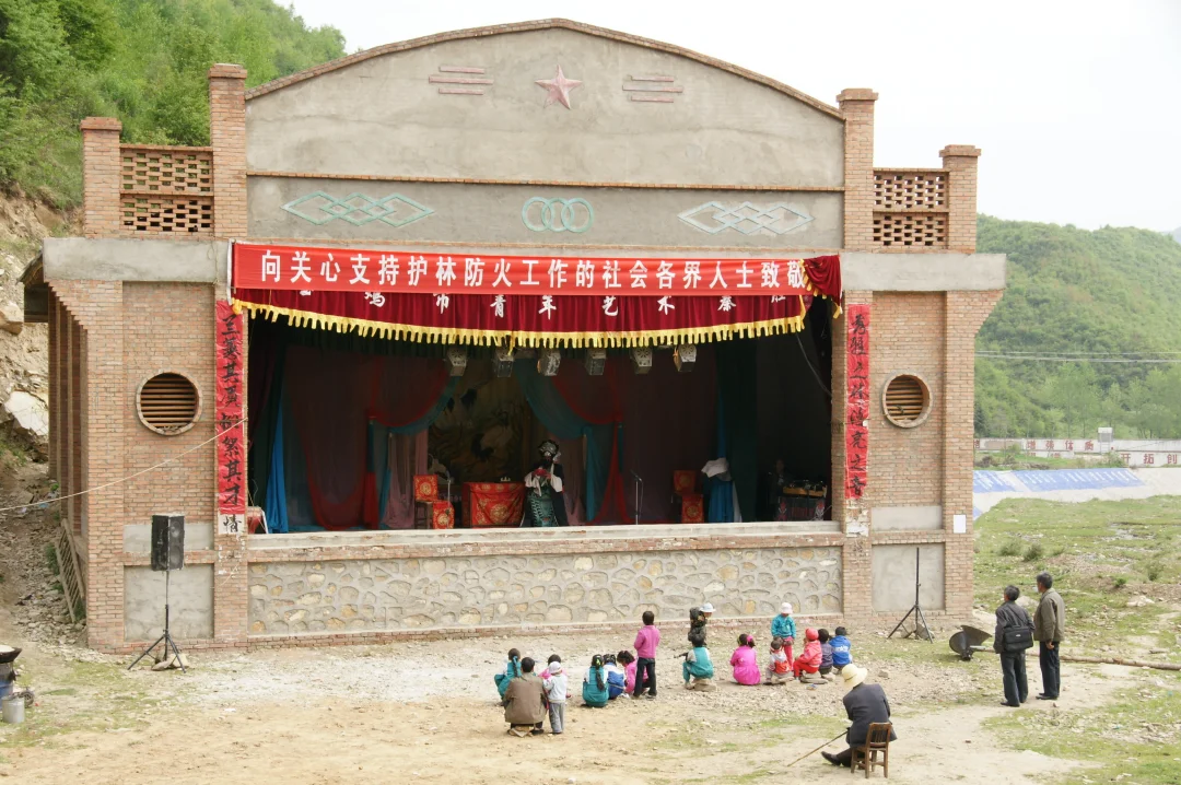 秦腔下乡演出，演员比观众多，依然出色表演