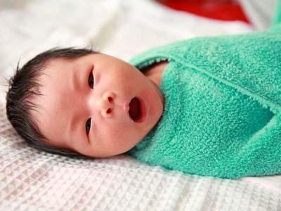 新生婴儿常出现这3种情况, 其中最典型的是罗圈腿, 需要担心吗?