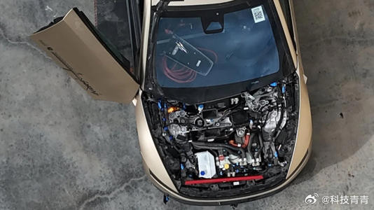 从德克萨斯超级工厂碰撞测试中心的航拍实拍素材来看，特斯拉首款纯无人驾驶双座车型C