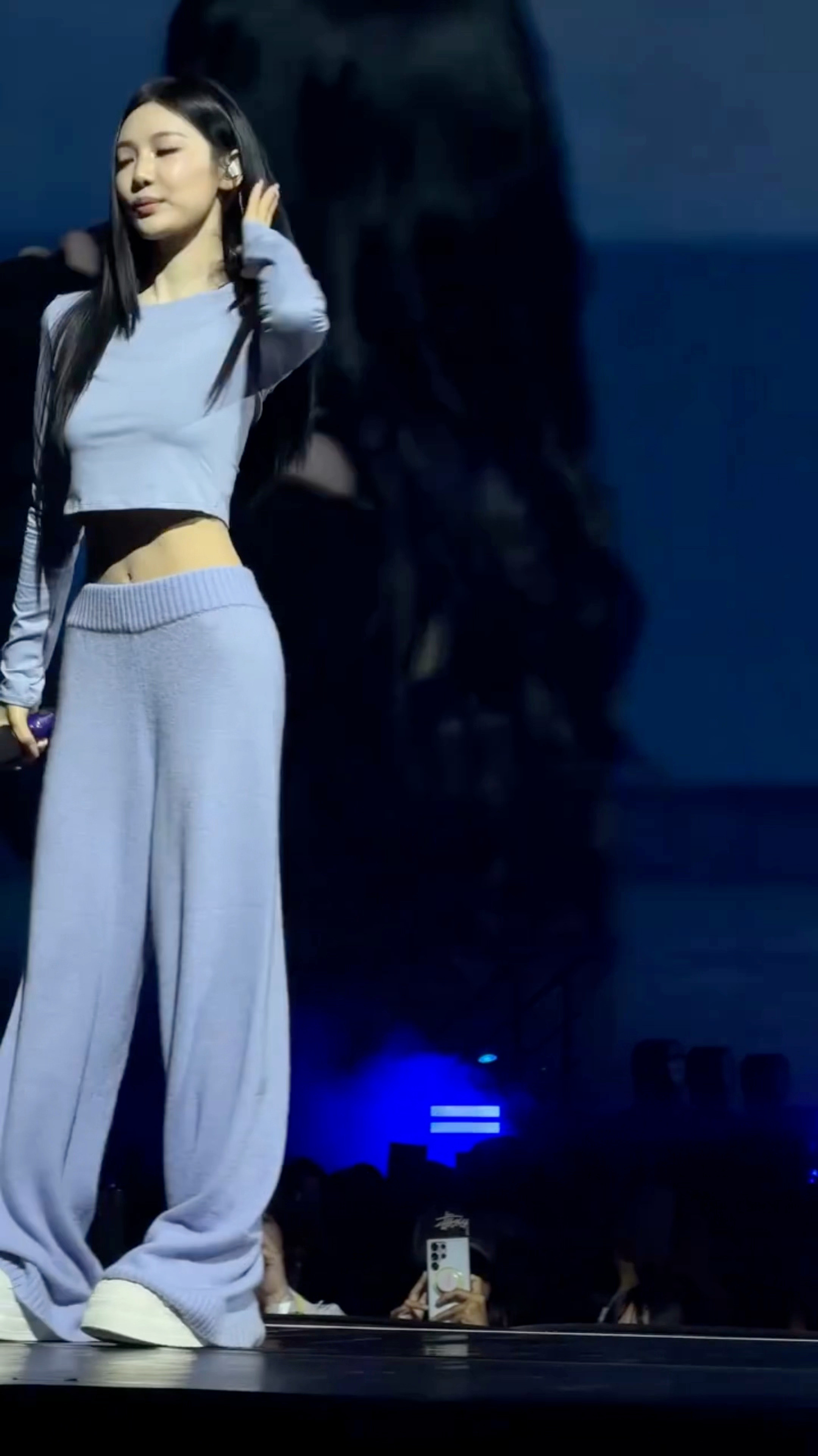 这条alo羊绒阔腿裤碰上宁艺卓也是命好….（已下单看着显瘦又保暖💫