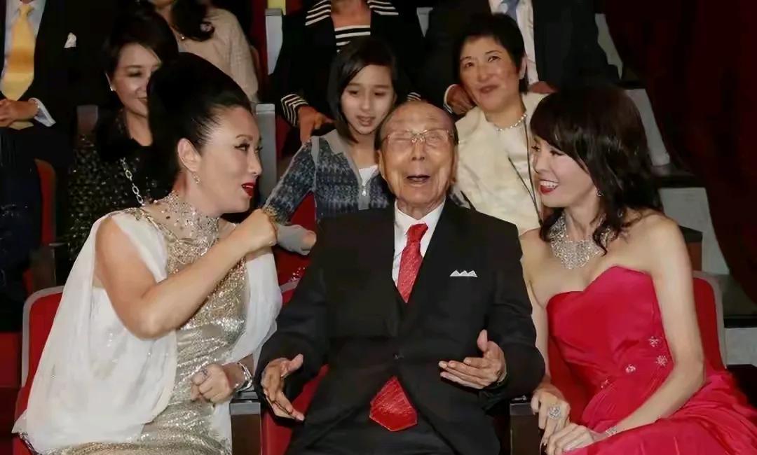 那时何超欣还小，她和母亲坐在邵逸夫后排的座位上，这对母女俩看起来很开心的样子。话