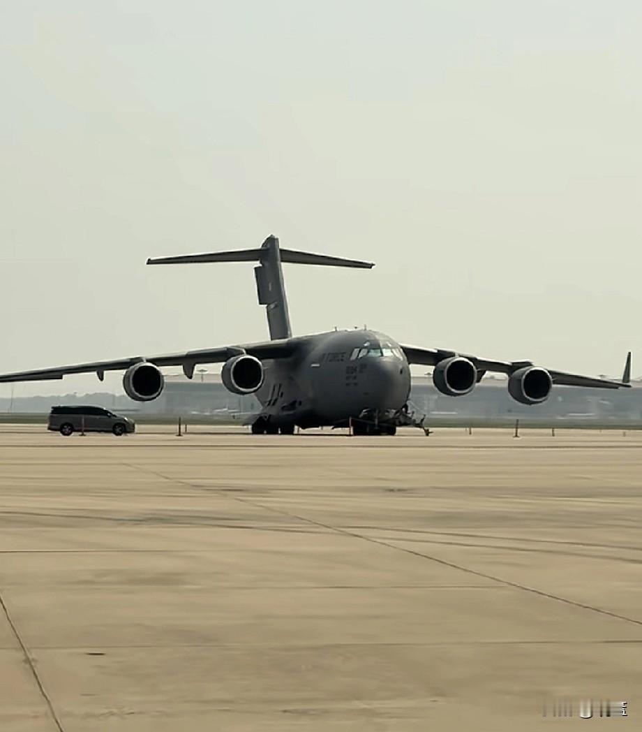 目前“空军一号”还有C17停在首都国际机场停机坪上，进行每天的日常维护，今天下午