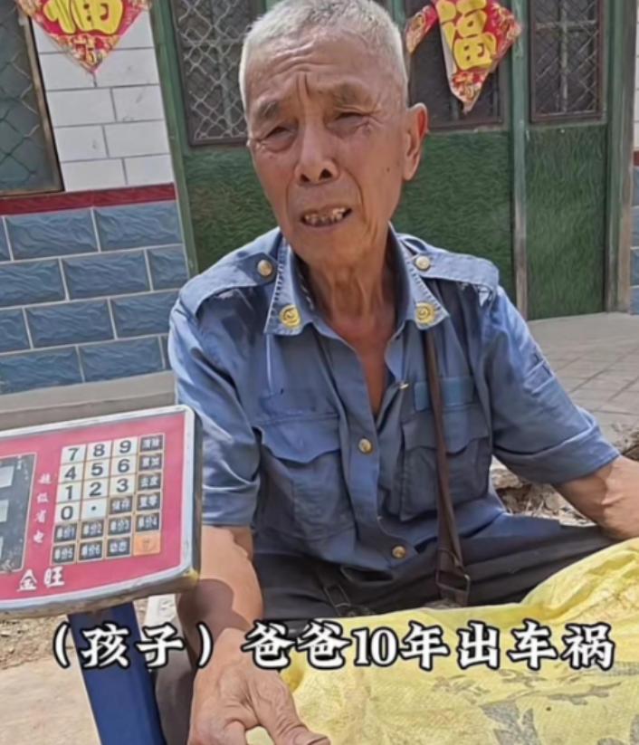 看哭了！山东，儿子10多年前车祸去世，儿媳跟着人跑了！78岁大爷卖土鸡独自抚养孙