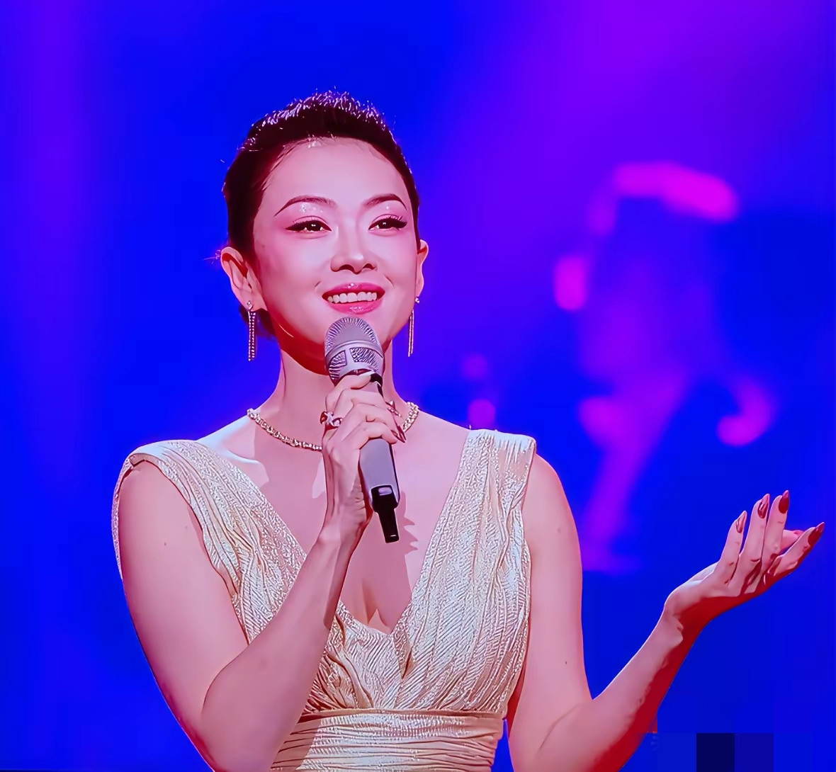 章子怡这是怎么了？近日，章子怡亮相湾区升明月晚会，镜头里的她面部浮肿，眼部肿胀，双眼皮看着很不自然，