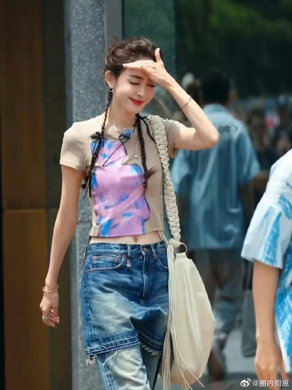 娜扎的肚脐居然是竖形的，也太特别了！是不是只有瘦到极致的人才会有这种形态呀～