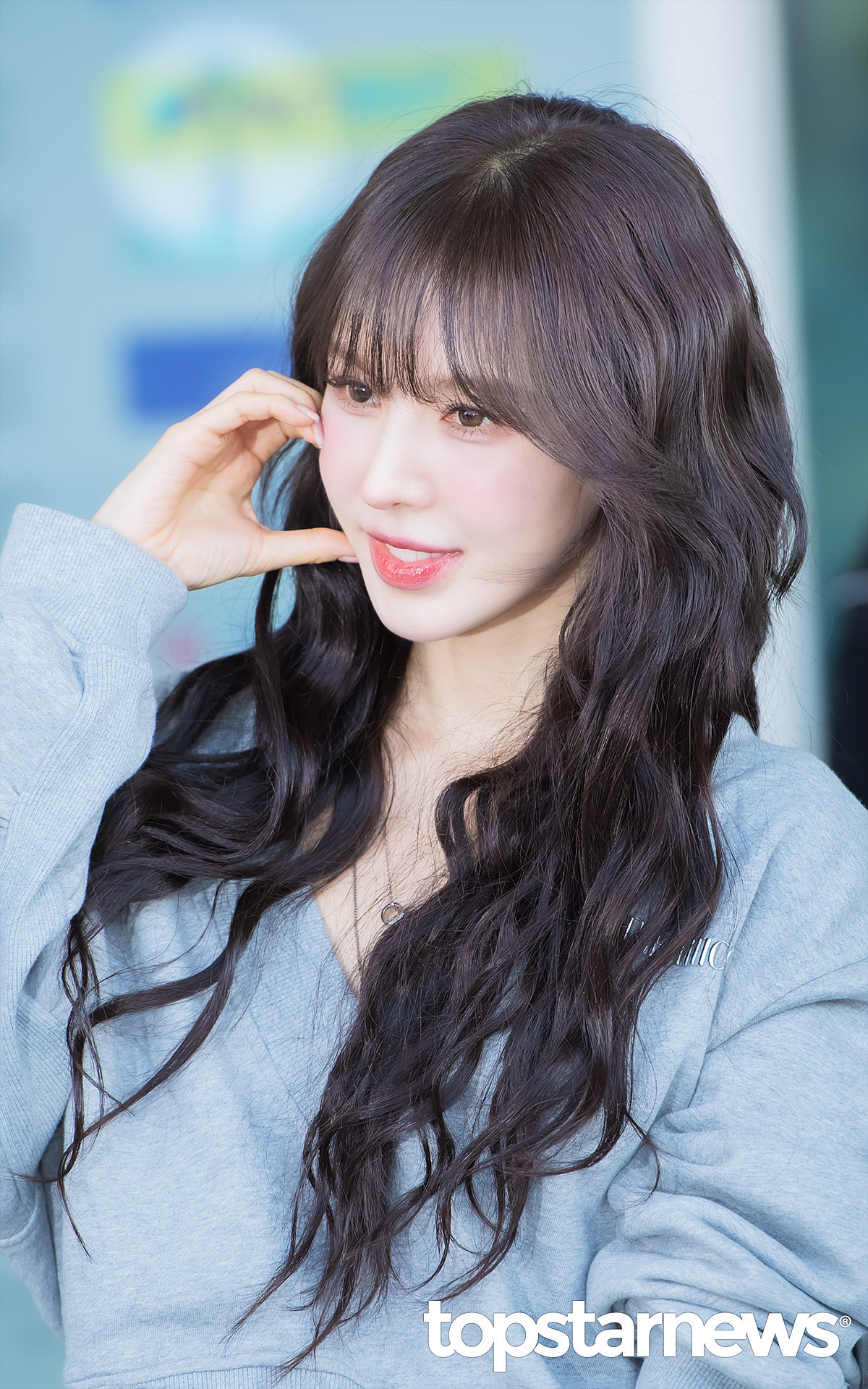 Wendy今日机场图，长卷发！​​​