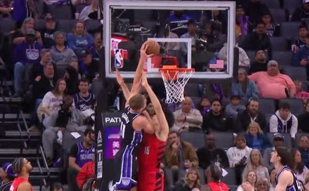 杨瀚森惨被隔扣！开拓者117:110客胜国王！小杨获得了宝贵的9分钟出场时间！