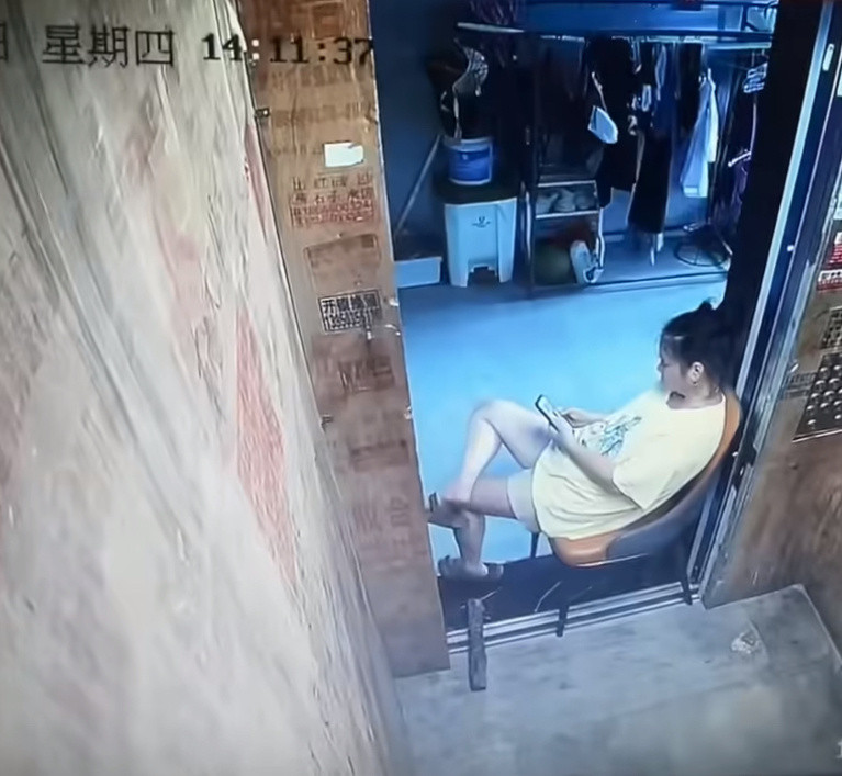 这么离谱的吗？女子为吹空调把电梯锁在自家楼层，导致整栋楼的电梯其他人都没法使用