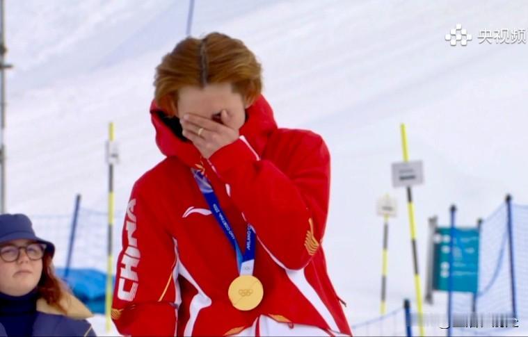 苏翊鸣泪涌颁奖典礼现场，而更令人动容的是:升五星红旗、奏国歌时，苏翊鸣摘下帽子，