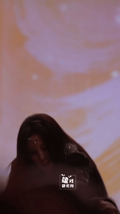 彭小苒跪地收信救命！彭小苒的温柔真的杀疯了！活动结束后跪地收信，挨个和粉丝比心