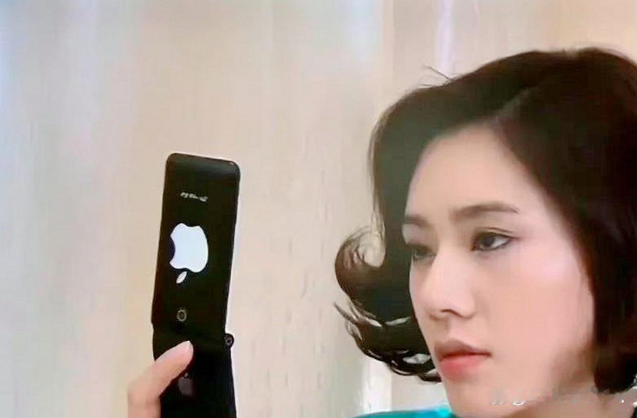 长大后再看《回家的诱惑》…品如竟然用苹果山寨机，地产大亨洪世贤家的吊灯上插的是火