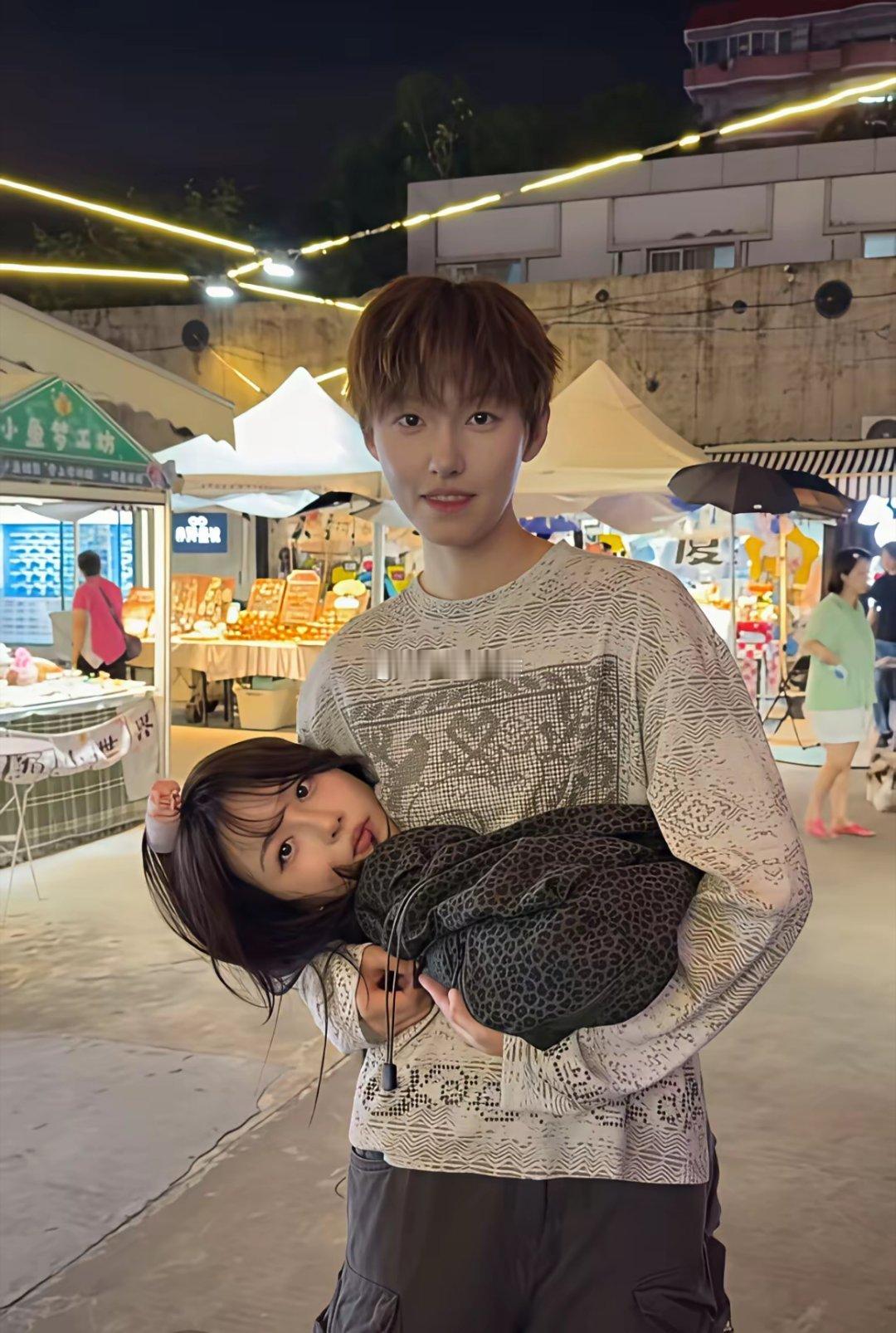 如今的年轻人可真会玩！照片里的女生机灵地将身子藏在男生身后
