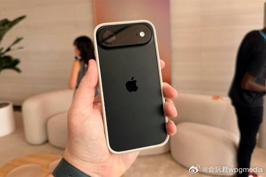 王心凌晒自拍照：新换的iPhoneAir抢镜歌手王心凌晒出自拍照，网友发现其微
