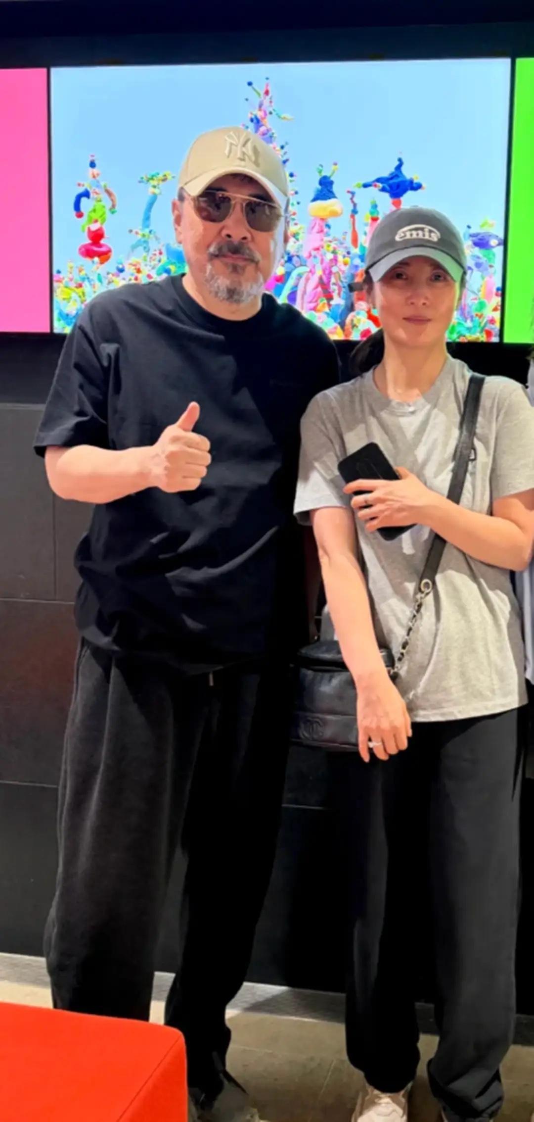 新西兰偶遇陈建斌和蒋勤勤在疯狂购物，50岁的蒋勤勤素颜人显得好老并不年轻，特别是