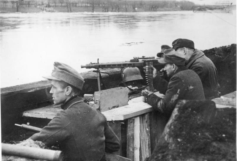 1945年2月12日，德国奥得河畔法兰克福，河边阵地上的德军人民冲锋队士兵，他们