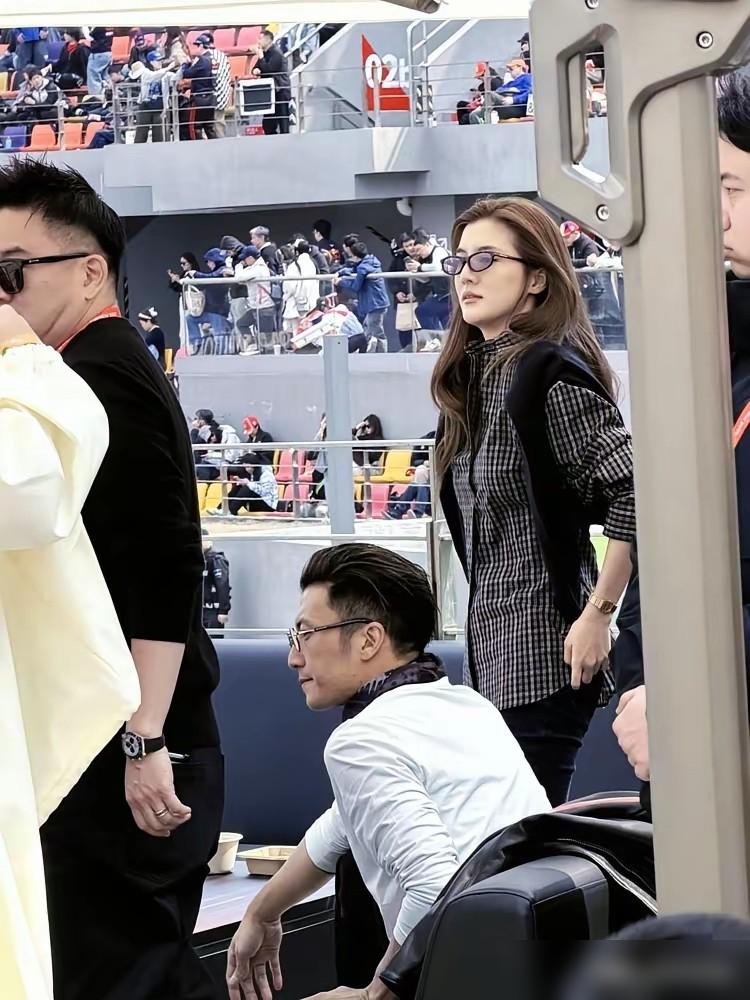 别再吹谢霆锋冻龄了，他在F1现场压根不是去看车的，你身边2万2的席位可能就是他的