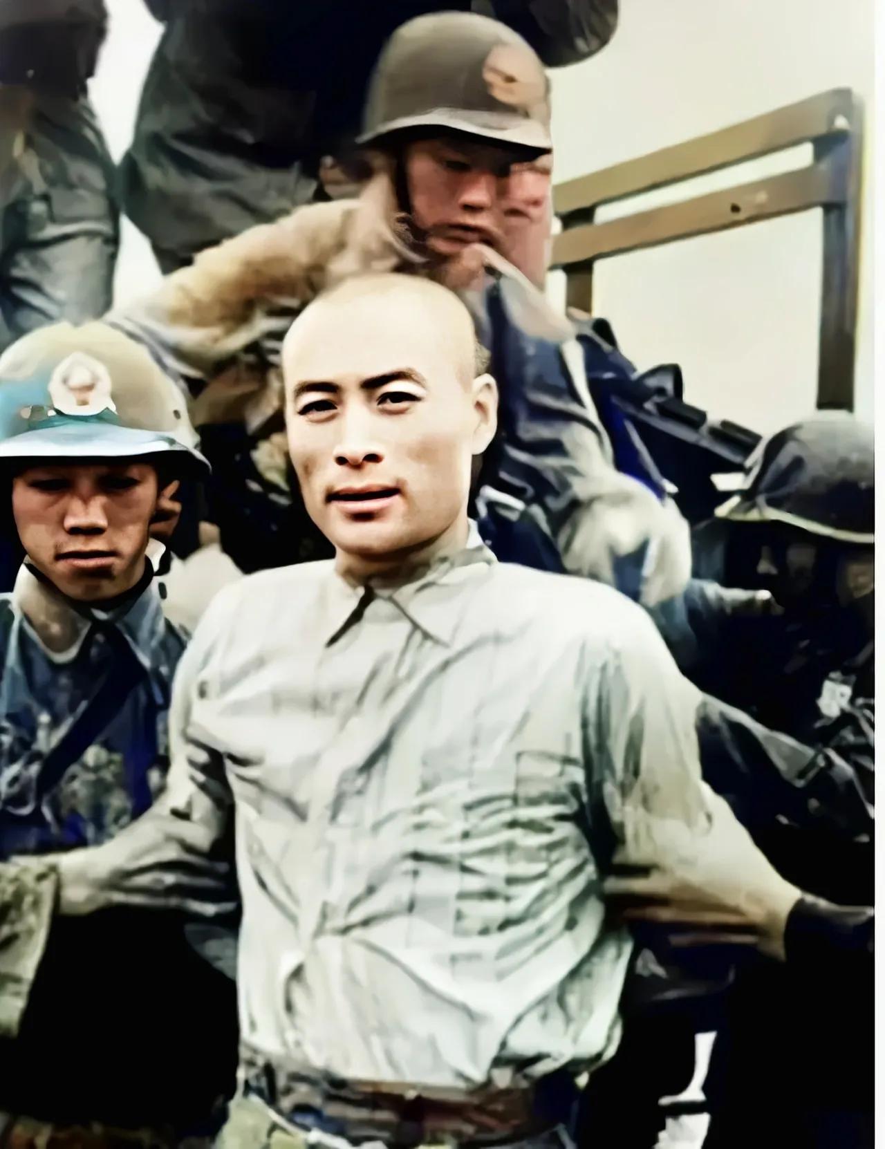 这是聂曦行刑前，蒋介石特意安排人拍摄的照片。没想到，看到照片后，蒋介石后悔莫及，