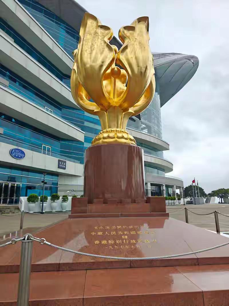 对“父亲”的不同叫法：台湾叫“爸比”香港叫“爹地”四川叫“老汉”广东