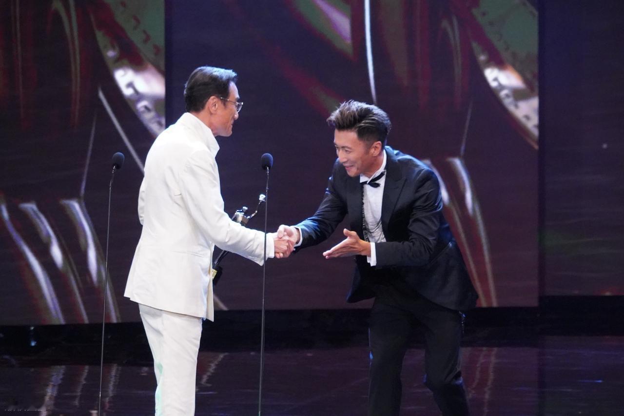 最近梁家辉和谢霆锋一起出席颁奖典礼，这次谢霆锋为梁家辉颁奖，两位都搭配的很有绅士