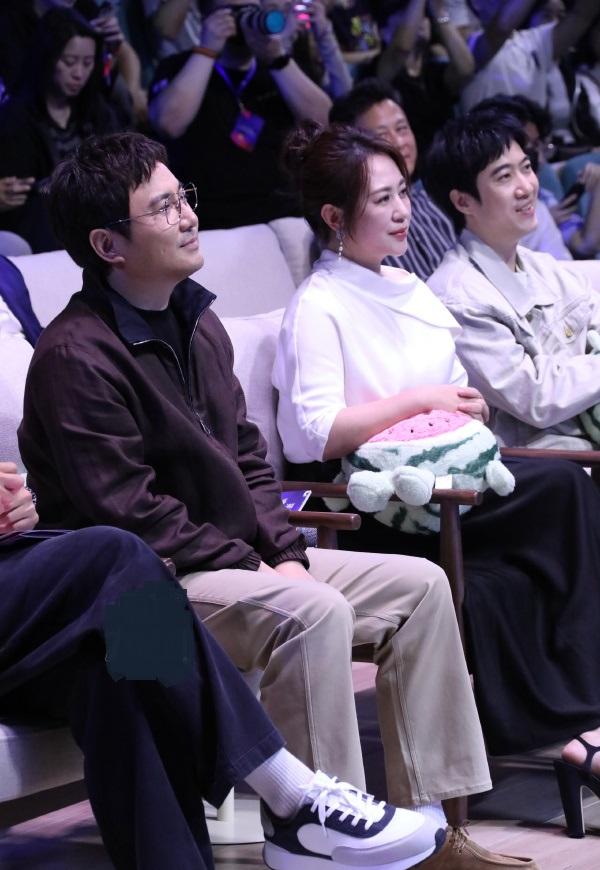 今天马丽和沈腾一起出席活动，两位坐在一起还很般配，而且都搭配的很时尚。马丽上