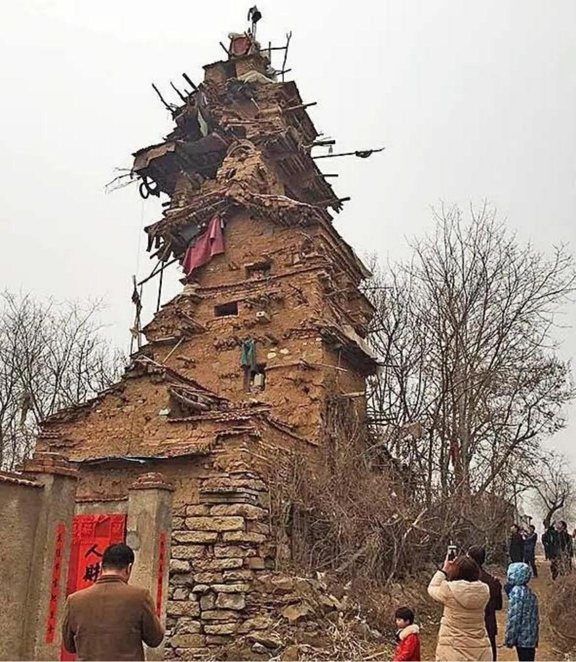 2016年，山东潍坊一名55岁的精神病患者，徒手盖起了一座“七层小楼”，他看着自