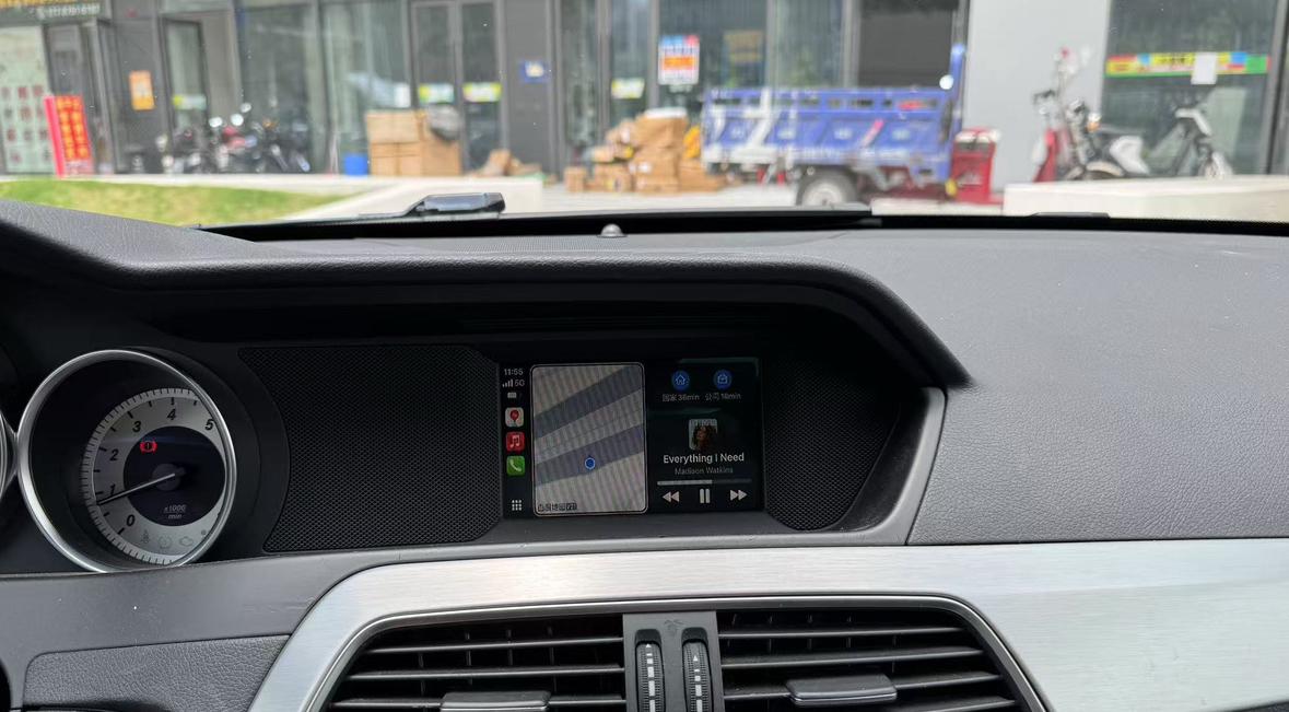 我同事为了不破坏原有的中控装的carplay……比手机还小显示器[捂脸哭][捂脸哭]