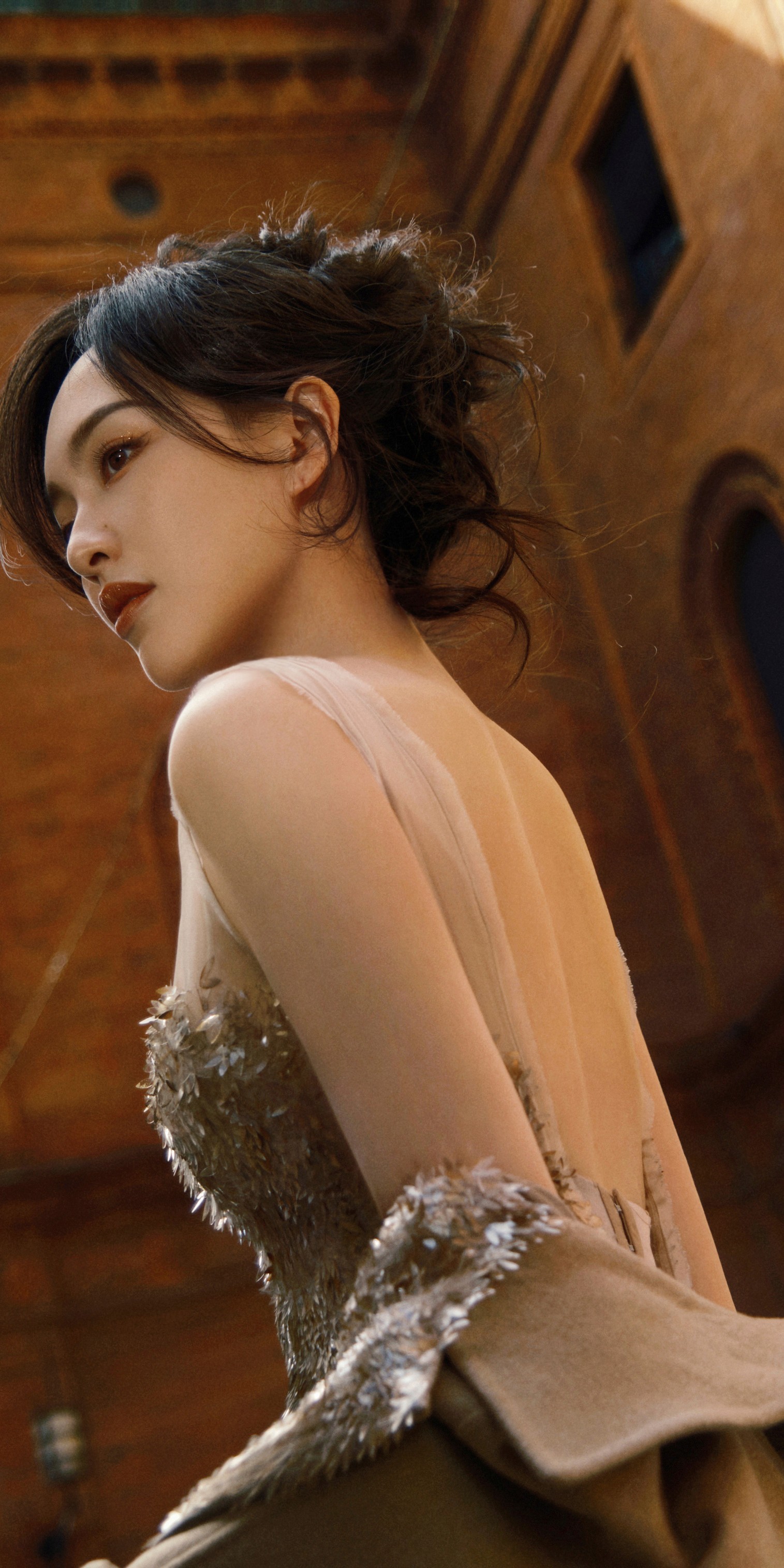 唐嫣壁纸：金色长裙，街角的浪漫。唐嫣