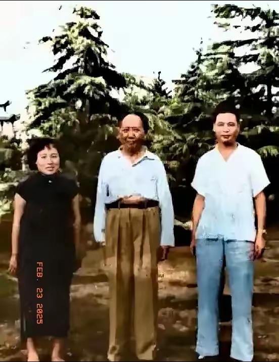 一张拍摄于1954年的经典老照片，照片中的主席站在C位上，霸气十足，另...