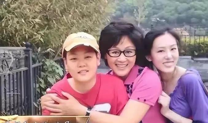 明星王姬现在定居美国。她儿子打小就智力有问题，到现在都30年了，当妈的天天操心。