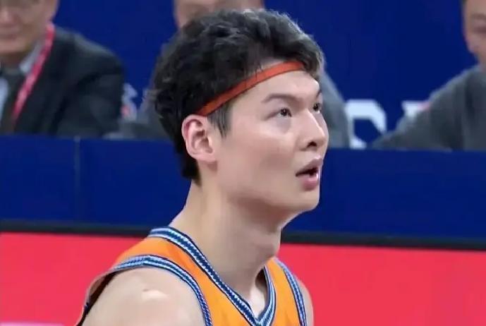 弗格第四节那3个三分，是从更衣室垃圾桶里捡出来的。不是比喻。上海队赛前布置