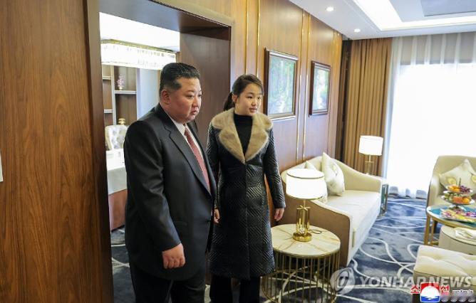 据韩联社12月23日报道，朝鲜最高领导人金正恩携女儿去了新开的两家酒店，出席该酒